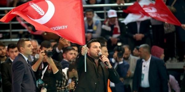 Karadeniz şarkılarıyla tanınan Davut Güloğlu, son yıllarda siyasete atılmış ve Yeniden Refah Partisi’nde siyaset yapmaya başlamıştı.