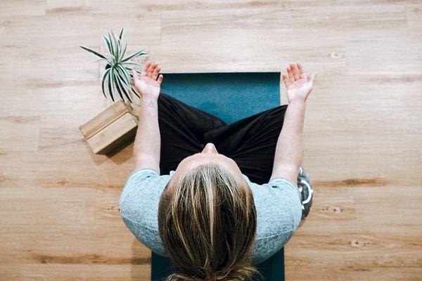 Meditasyon ve yoganın insanı hem fiziksel hem de mental olarak hafifleten ve iyi hissettiren aktiviteler olduğunu biliyoruz.