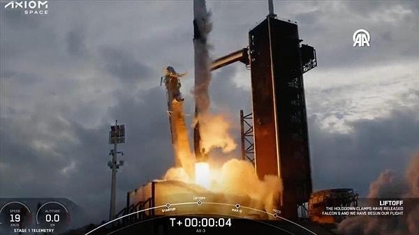 Türkiye'nin ilk uzay yolcusu Alper Gezeravcı'nın da içinde yer aldığı SpaceX'e ait uzay aracı, Florida'daki Kennedy Uzay Merkezi'nden başarıyla fırlatıldı.