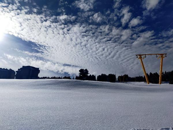 Otellerin sezonu 15 Aralık'ta açtığı, kayak sezonunun ise ocak ayının ilk haftasında başladığı Uludağ'da kar kalınlığı 45 santim olarak ölçüldü.