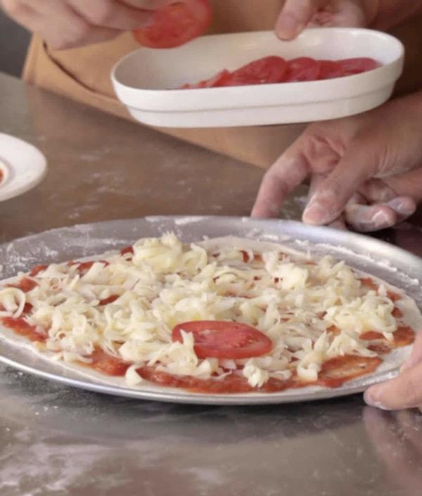 5. "Pizza yaparken, gece boyunca 'kurumaya' bırakılan tavalarda yanmış peynirin çevresinde küf parçaları oluşuyordu. Yıkarsak siparişlere yetişemezdik. Müdür 'merak etmeyin, nasılsa pişecek' derdi."