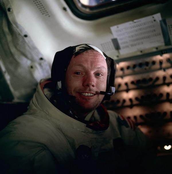 Ay yüzeyine adım atan ilk insan olarak tarihe geçmiş Amerikalı Deniz Kuvvetleri pilotu Neil Armstrong ise, "İnsan için küçük ama insanlık için çok büyük bir adım" demişti.
