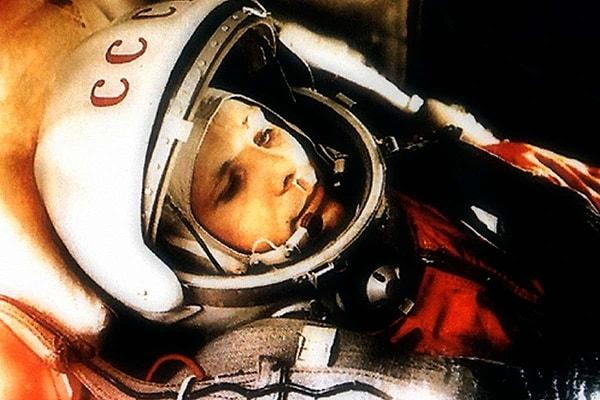 3. SSCB, Vostok Programı kapsamında insanlı uzay yolculuğunda öncü oldu ve 12 Nisan 1961’de Yuri Gagarin, "Vostok 1" aracıyla uzaya çıkan ilk insan olarak Dünya yörüngesinde bir tur attı.