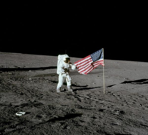 9. Armstrong ve onun ardından yüzeye adım atan Buzz Aldrin’den sonra 1972'ye kadar ABD, Ay'a toplam 10 astronot daha gönderdi.