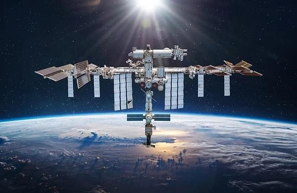 10. Uluslararası Uzay İstasyonu ABD, Rusya, Japonya, Avrupa Uzay Ajansı ve Kanada Uzay Ajansı'nın ortak çabalarıyla uzayda sürekli bir insan varlığını sürdürebilmek ve bilimsel araştırmalar yapmak amacıyla 1998 yılında kuruldu.
