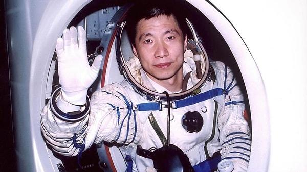 11. Çin, 15 Ekim 2003'te Shenzhou 5 ile Yang Liwei'yi uzaya göndererek insanlı uzay yolculuğunda büyük bir adım attı.