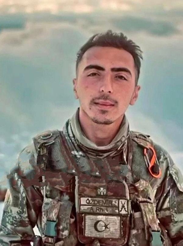 Milli savunma Bakanlığı tarafından verilen acı haberde 9 askerimiz şehit olduğu açıklandı. Kahraman askerlerimiz arasında iyade Sözleşmeli Er Müslüm Özdemir de vardı.