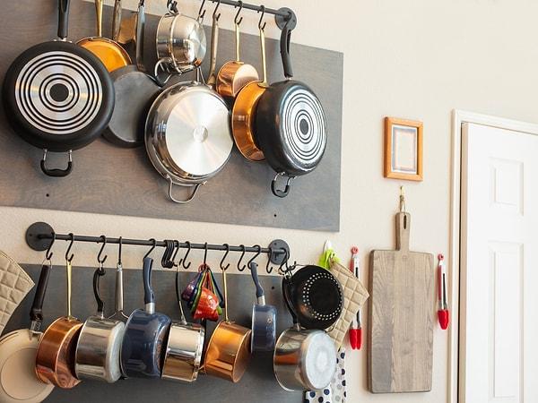 2. Mutfak eşyalarınızı asarak hem dekoratif bir görüntü yakalayabilir hem de yerden tasarruf edebilirsiniz.