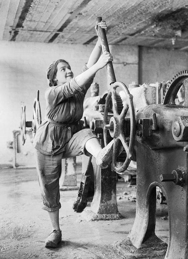 1. Dünya Savaşı döneminde, kadınların pantolon giyimine olan ilginin tekrar yükselmesi.