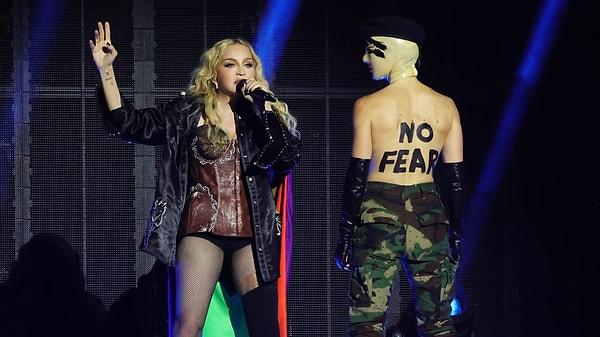 Kaldığı otelde baygın bir halde bulunan Madonna, uzun bir süre yoğun bakımda tedavi görmüştü.