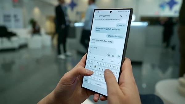 Galaxy S24 ailesi ile sunulan diğer önemli yapay zeka özellikleri olan akıllı klavye ve yeni Chat Asistanı ise mevcut çeviri özelliğinin mesajlaşma boyutuna taşınmasını sağlıyor.