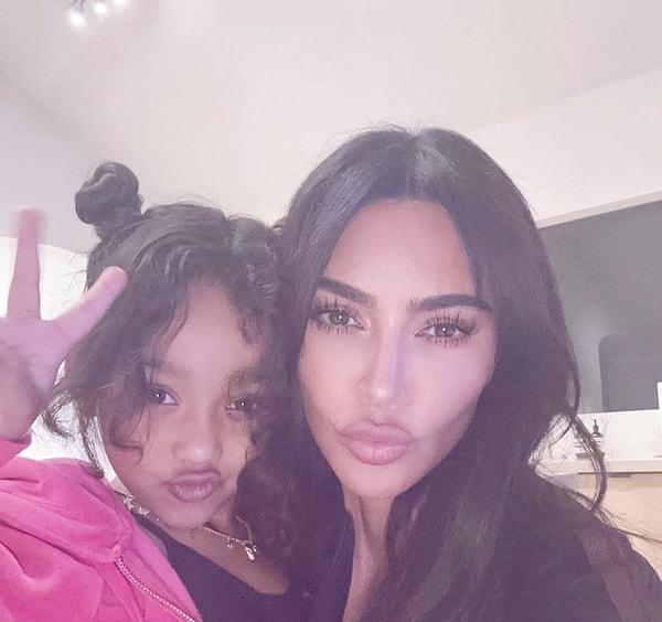 Aynı zamanda küçük kızın annesi Kim Kardashian'la inanılmaz benzerliği boynuz kulağı geçti dedirten cinsten.
