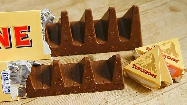 Kent Gıda, İsviçre'den ithal edilen Toblerone sütlü 100 gramlık çikolatasını içinden yabancı plastik madde çıktığı gerekçesiyle geri çağırdı. Açıklamada, ‘OOY4033553’ lot numaralı Toblerone sütlü 100 gr. ürününü daha önce satın alan tüketicilerden de ürünü tüketmemeleri istendi.