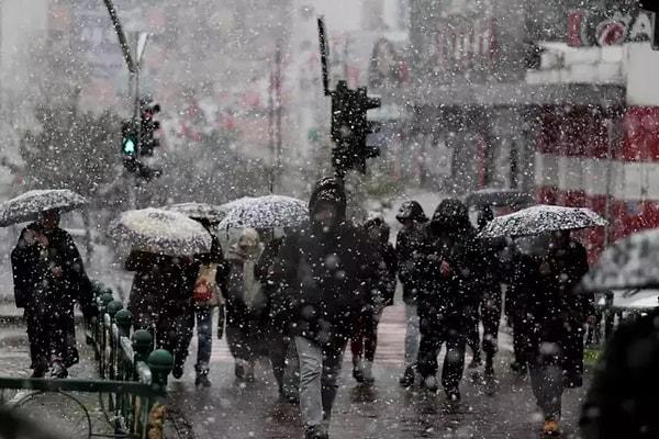 İstanbul Büyükşehir Belediyesi (İBB) Afet Koordinasyon Merkezi (AKOM), kentte hafta sonu görülecek yağışların, şehrin kırsal ve yüksek bölgelerinde karla karışık yağmur, zaman zaman kar şeklinde düşmesinin beklendiğini açıkladı.