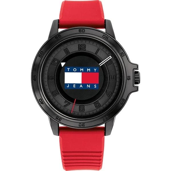 3. Spor giyimden ve kırmızı renkten hoşlanan beyler için önerimiz Tommy Hilfiger kol saati.