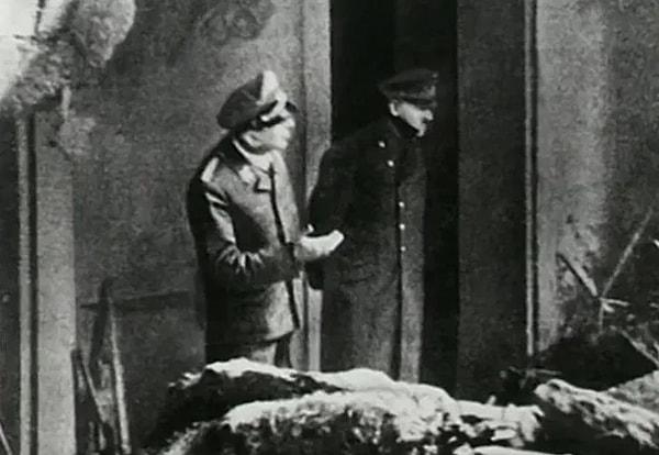 4. İddialara göre Adolf Hitler'in 30 Nisan 1945'te intihar etmeden önceki son fotoğrafı. Fotoğrafta Hitler, yaveri Julius Schaub ile 28 Nisan 1945'te Reich Şansölyeliğinin kalıntılarına bakarken görülüyor.