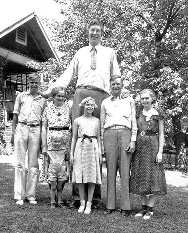 10. Yaşayan en uzun adam olan Robert Wadlow, 1935'te ailesiyle birlikte poz verirken.