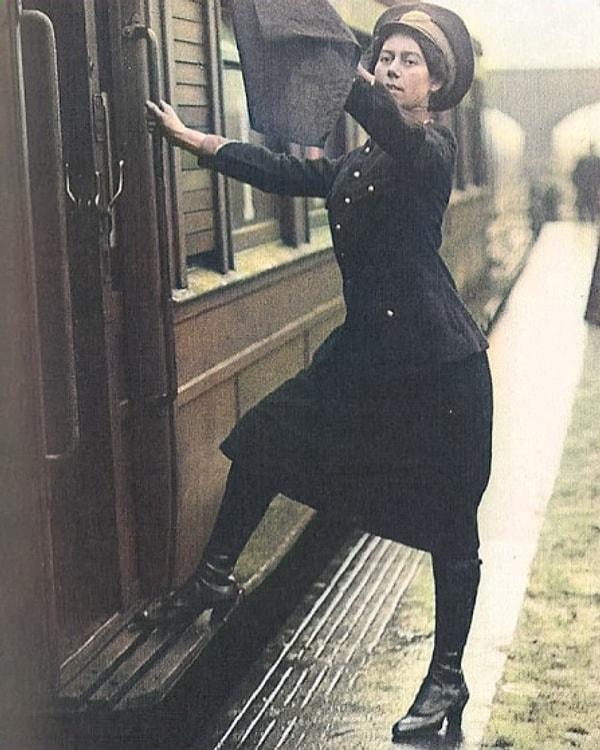 14. Metropolitan demiryolunda tren kondüktörü olarak çalışan bir İngiliz kadın. (1916)