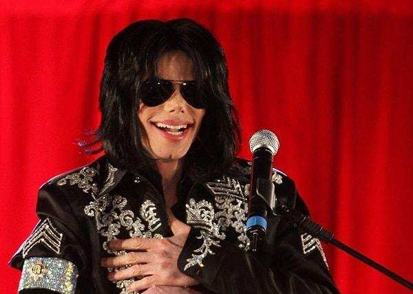 51 yaşında hayatını kaybeden Michael Jackson'ı mutlaka tanıyorsunuzdur. "Popun Kralı" olarak bilinen Jackson, tüm dünyanın bildiği ünlü sanatçılardan bir tanesi.