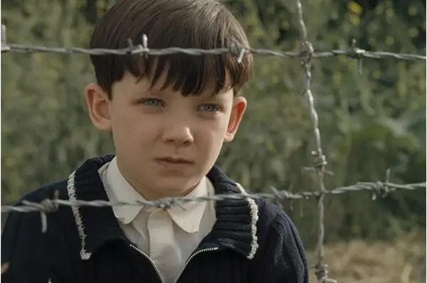 12. Asa Butterfield, "Çizgili Pijamalı Çocuk" filmindeki rolünden çocukken "sadece oyunculuk olduğunu bilmesine rağmen" rahatsız olmuştu.