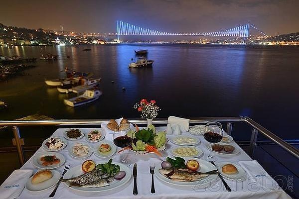 Dışarıda yemek yemek lüks, o artık yadsınamaz bir gerçek. Örneğin İstanbul'da deniz kenarı bir yerde yemek yemek ise neredeyse imkansız.