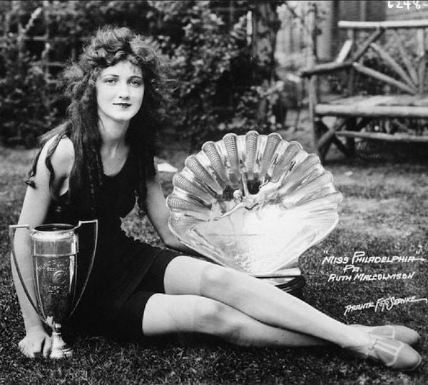 Bu fotoğraf ise 1924 yılına ait. Miss America Güzeli Ruth Malcomson, 1923 yılında bu unvanı kazandıktan sonra topluluklarca "Altın Denizkızı" olarak anıldı.