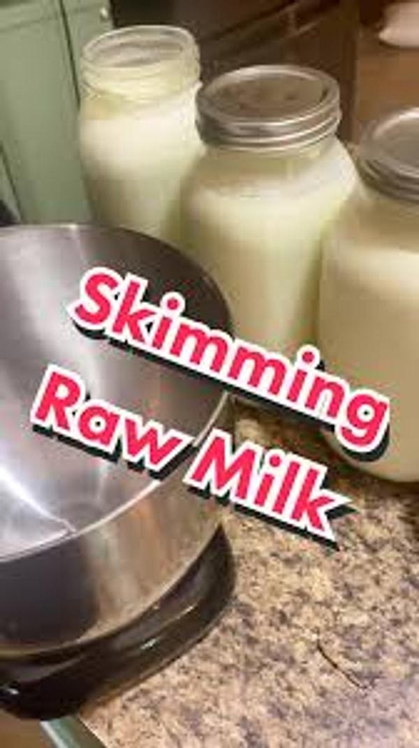 Uzmanlar, çiğ sütün daha besleyici olduğuna dair bir kanıt bulunmadığını söylerken, “Çiğ süt campylobacter, cryptosporidium, E coli, listeria, brusella ve salmonella gibi zararlı mikropları taşıyabilir ve bunları insanlara bulaştırabilir” uyarısında bulundu.