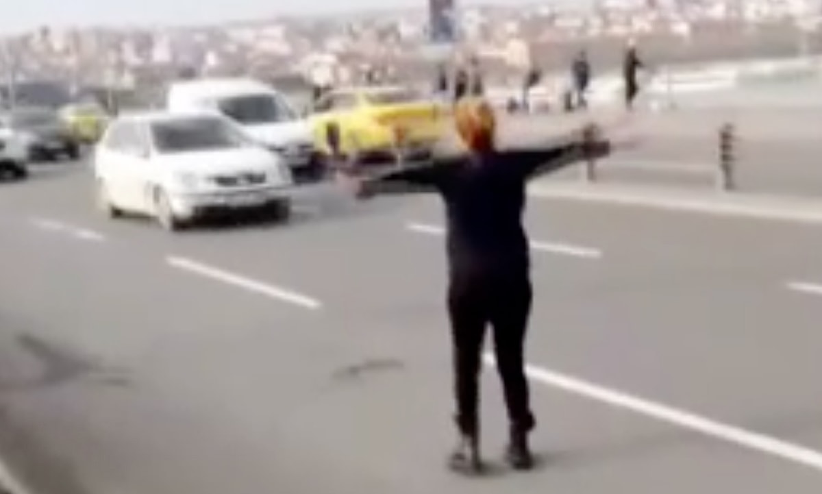 Bazı Kahramanlar Pelerin Takmaz! Trafiği Durdurdu, Kediyi Kurtardı Hem de İstanbul’da!