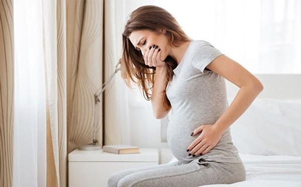 Hamilelikte çoğu kadının yaşadığı en büyük sıkıntılardan bir tanesi, ilk üç ay boyunca bitmek bilmeyen mide bulantıları.