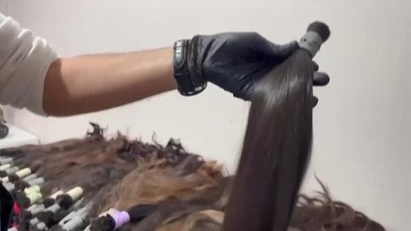 Ekipler, şüphelilerin merdiven altı bir depoda laboratuvar ortamı oluşturarak insan saçından protez saç ürettiklerini belirledi.