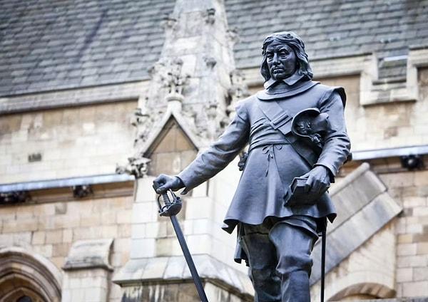 10. "Oliver Cromwell kralı tahttan indirip ülkenin zalimi oldu. Cromwell, İrlandalı Katoliklere soykırım uygulayan ve Birleşik Krallık'ı Püriten bir diktatörlüğe dönüştüren şeytani bir sosyopattı."