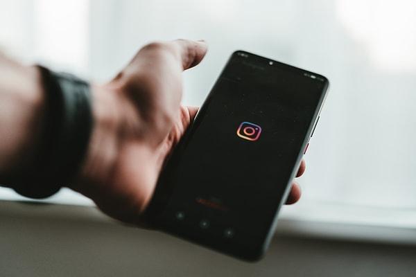 Instagram yine gerekliliğini sorguladığımız yeni bir özellikle çıkageldi: Alessandro Paluzzi'nin paylaştığı bilgilere göre, gelecek olan yeni bir özellikle kullanıcılarından takip isteği gönderirken bir neden belirtmelerini isteyecek.