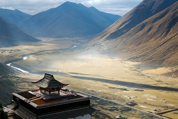 10. Tibet “Dünyanın Çatısı” olarak bilinir ve Tibet Budizm'inin merkezidir.