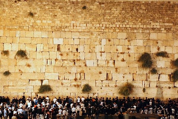 11. Kudüs'teki Ağlama Duvarı Yahudiler için kutsal bir mekandır.