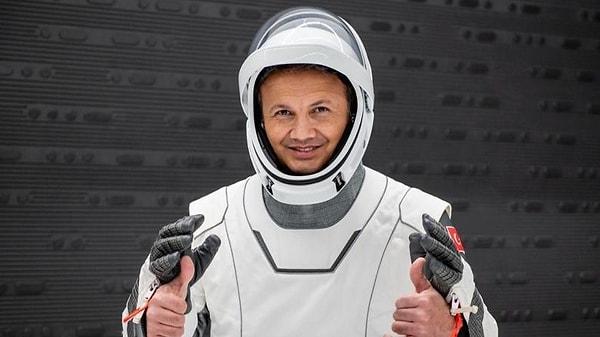 Bir süredir herkesi heyecanlandıran ve gündemden düşmeyen konu ilk Türk astronot Alper Gezeravcı da soruluyor Linet'e.