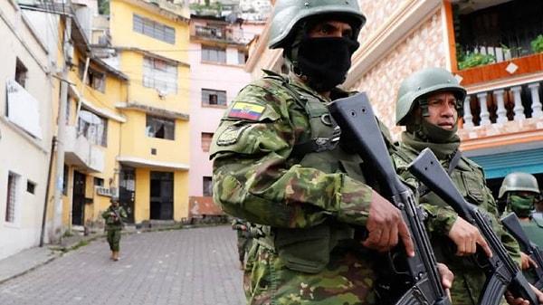 17 milyon nüfusu bulunan Ekvador'da yaklaşık 20'ye yakın irili ufaklı suç çetesi var. Çetelerin en büyükleri cezaevlerini kontrol altına almış durumda. Özellikle gardiyanları rehin alarak hükümete karşı başkaldırıyorlar.