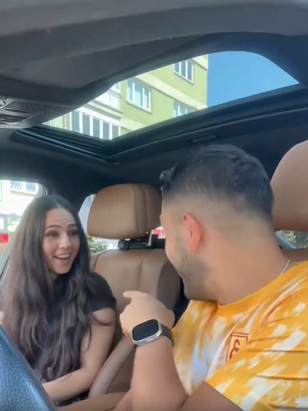 O videoda 'Cüzdanımı unuttum' diyen Ali, eşinin vereceği tepkiyi önceden bilerek birebir taklidini yapıyor.