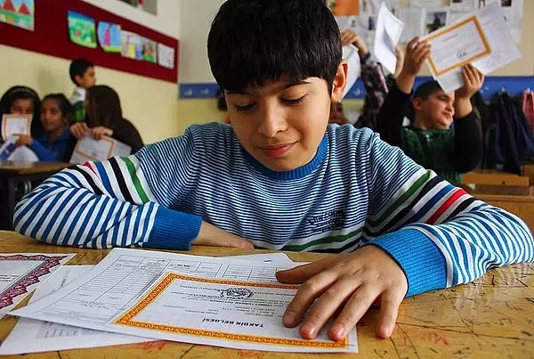 Okullar yarıyıl tatiline girdi. Öğrenciler karne heyecanını yaşadılar.