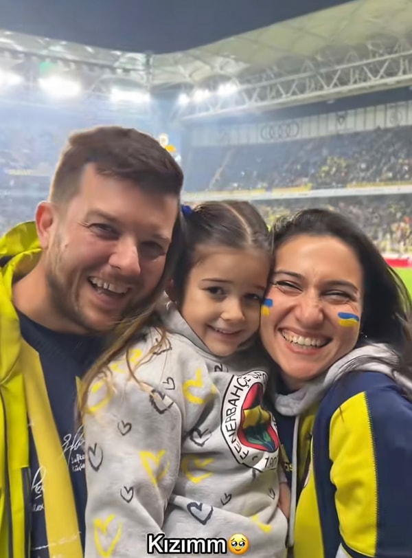 Kızının Fenerbahçe ile Adanaspor arasında gerçekleşecek maçta Fenerbahçeli futbolcularla sermoniye çıktığı anları kaydeden anne videoyu TikTok’a yükleyince çokça etkileşim aldı.