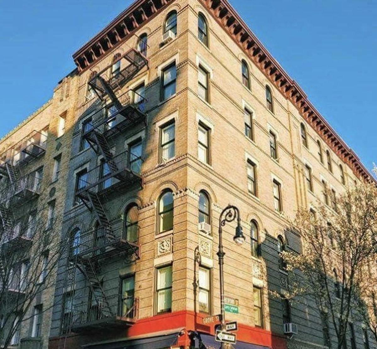 Центр дом друзей. Гринвич Виллидж в Нью-Йорке. Дом «друзей» — 90 Bedford Street.