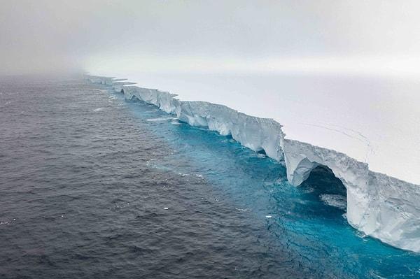 Bu hareketlenme sırasında Antarktika denizinin yoğun sis koşulları nedeniyle buzdağının hareketini net bir şekilde gözlemlemek mümkün olmadı.