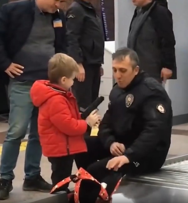 Röntgeni çekilen çantanın içerisindeki silahları farkeden polis sistemi durdurup çantayı gözetim altına aldılar.