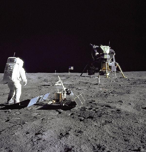 1969 yazında Neil Armstrong ve Buzz Aldrin'in Ay'a ayak basmaları, uzay keşfinde büyük bir kilometre taşıydı.