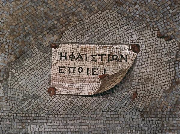 3. Türkiye'nin Bergama ilçesindeki Akropolis Sarayı'nda bulunan, M.Ö 2. yüzyıldan kalma bir taban mozaiği üzerinde bulunan imza. Mozaikler gerçek hayatı taklit ettiği için bu imza sanatçı tarafından sanki balmumuyla yapıştırılmış ve neredeyse rüzgarda uçup gidecekmiş gibi tasvir edilmiştir.