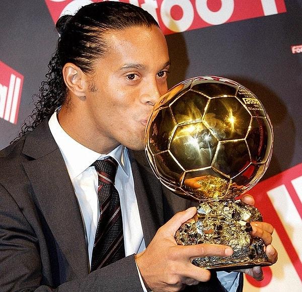 10. Dünyaca ünlü futbolcu Brezilya'nın efsane ismi Ronaldinho, Paris moda haftasında podyumda yürürken görüntülendi!