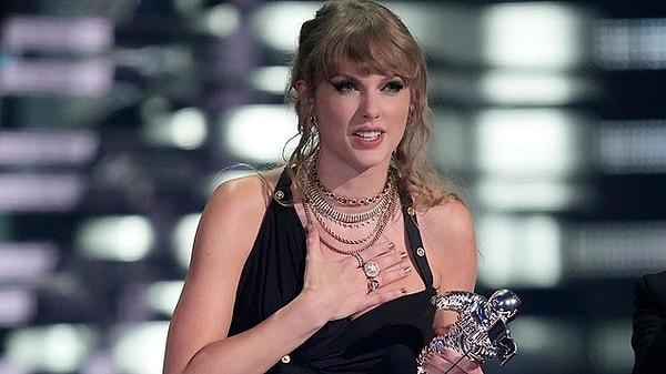 24. Dünyaca ünlü şarkıcı Taylor Swift'in takipçisi olduğu söylenen bir kişi şarkıcının evine zorla girmeye çalışırken polis tarafından tutuklandı.