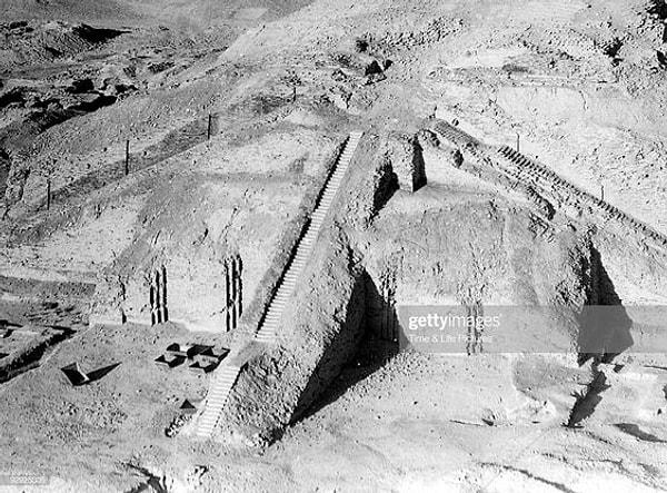 7. Ur'daki ziggurat 1920'lerde İngiliz arkeolog Leonard Woolley tarafından kazılmıştır.