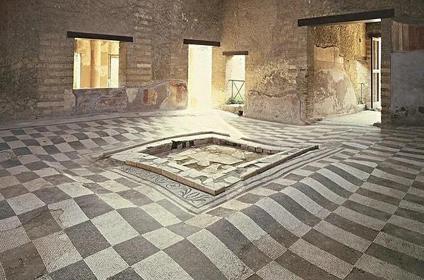 9. İtalya'nın antik köyü Herculaneum'da bulunan, M.Ö 1. yüzyıldan kalma mozaik döşemeli ev. Zeminin benzersiz şekli, bir yanardağ patlaması sonucu bu ortaya çıkan muazzam gücün etkisi olduğu düşünülüyor.