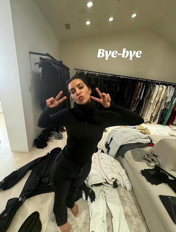Bu fotoğrafta da Kim Kardashian, karlı bir macera için hazırlık yaparken iki barış işareti yapıyor.
