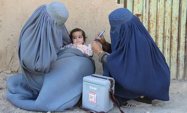 BM'nin yayınladığı son rapora göre ise Taliban, evli olmayan ya da erkek vasisi bulunmayan Afgan kadınların çalışma, sağlık ve seyahat özgürlüklerini kısıtlıyor.
